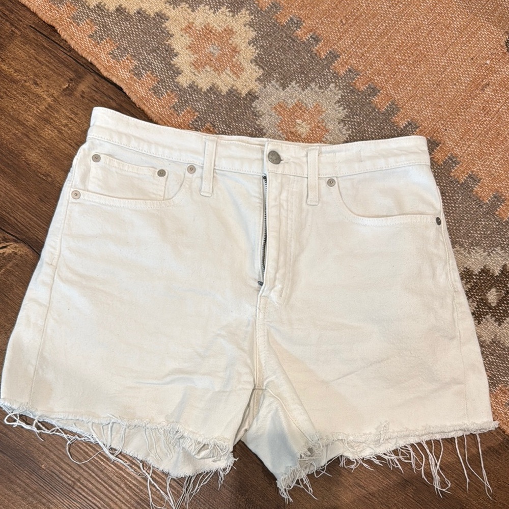Madewell high rise denim shorts in white, size 29